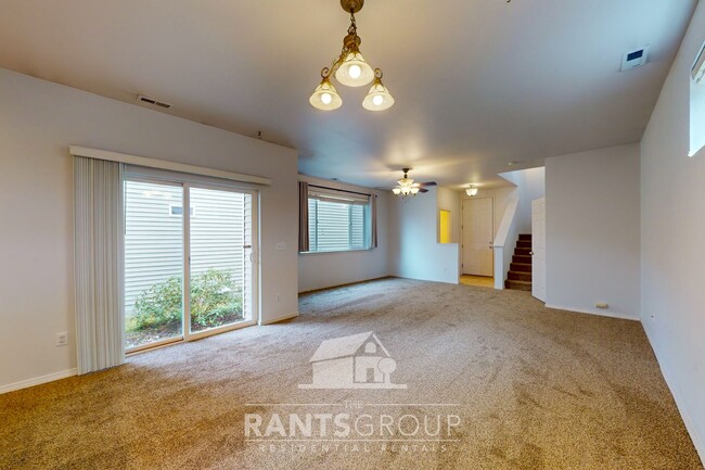 Building Photo - Beautifully renovated 3/2.5 home in the Ed...