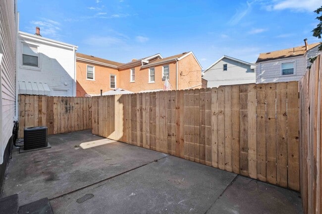 Building Photo - Luxury Rental - Sharpsburg