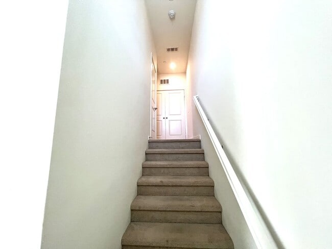 Building Photo - Beautiful 2 Bedroom, 2.5 Baths Townhome in...