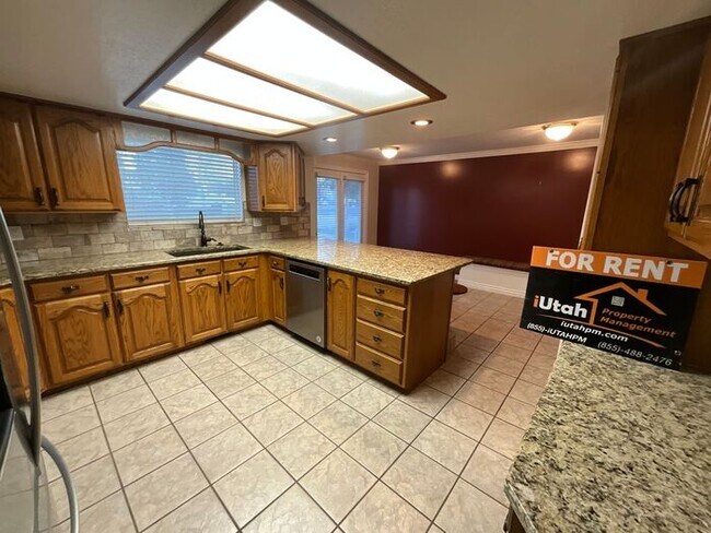 Building Photo - 3 bdrm 3 bath Home 2 car Garage 1.8 Acres Horse property. All Utilities included.