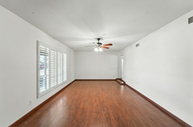Building Photo - Inviting 3-bedroom, 2-bathroom home in the...