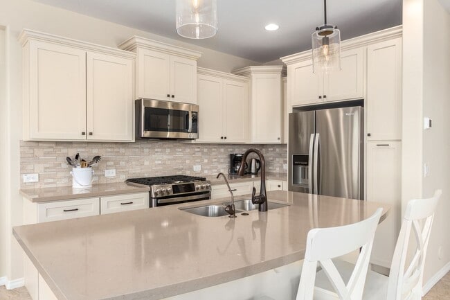 Building Photo - Gorgeous 2 bedroom / 2 bath townhome locat...