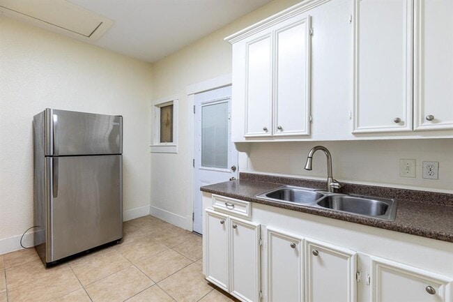 Building Photo - 2806 Holman St