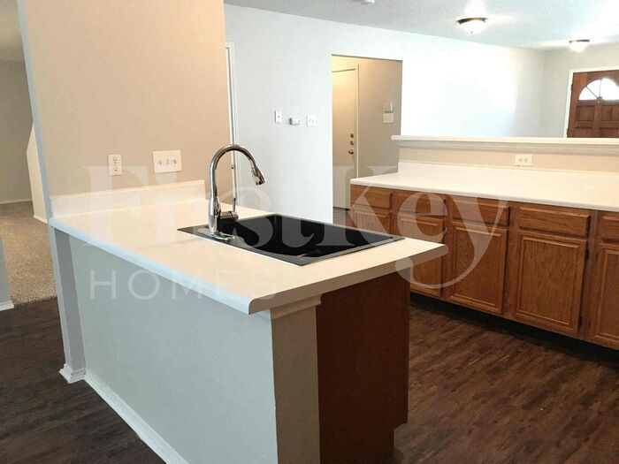 Building Photo - 5704 Creekhollow Dr
