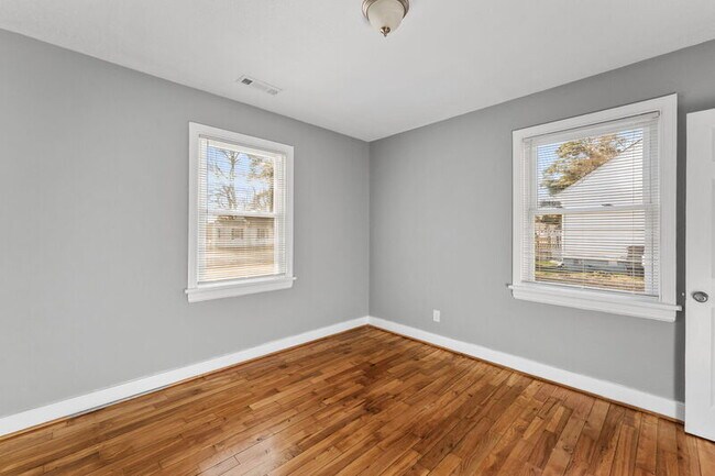 Building Photo - 108 E Magruder St