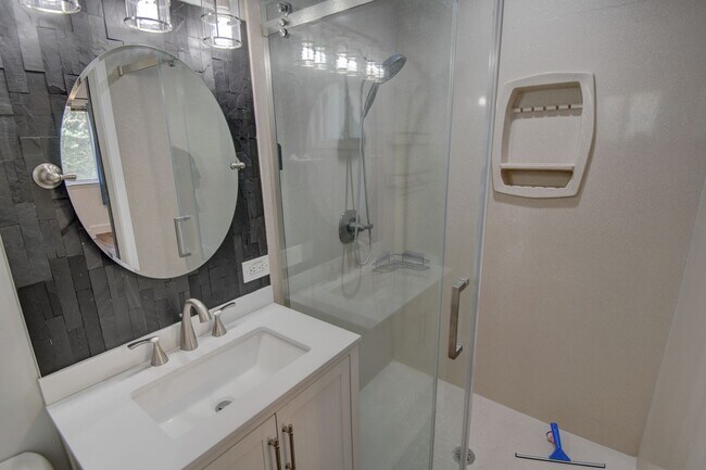 Building Photo - Beautiful Estate in the Heart of the NE He...