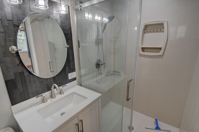 Building Photo - Beautiful Estate in the Heart of the NE Heights