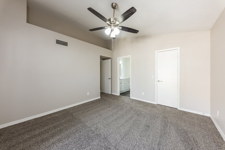 Building Photo - 8810 W Grovers Ave