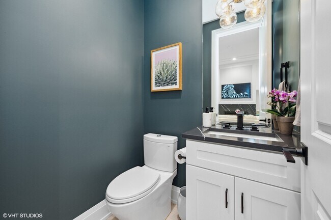 Building Photo - 2236 N Kenmore Ave