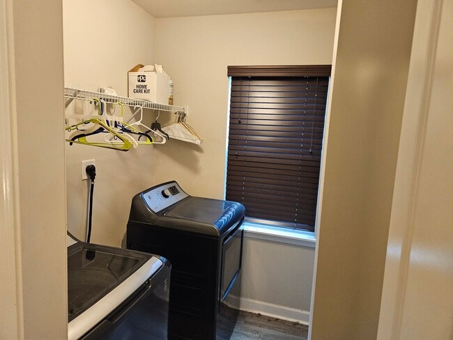 Building Photo - Charming 3-bedroom, 2-bathroom unfurnished...