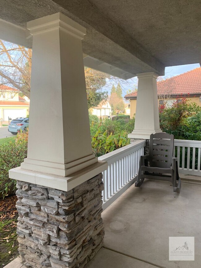 Building Photo - 1679 E La Quinta Dr