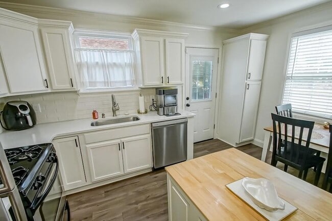Building Photo - 704 Metairie Lawn Dr