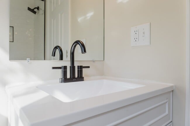 Building Photo - Beautiful Renovated 3 Bedroom and 2 Bathroom Home