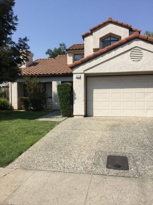 Building Photo - Two story 4 bedroom 2.5 bath home for September move in!