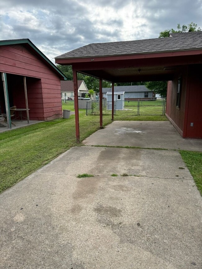 Building Photo - Three Bed/One BathHome/Freshly Painted/Fenced Yard