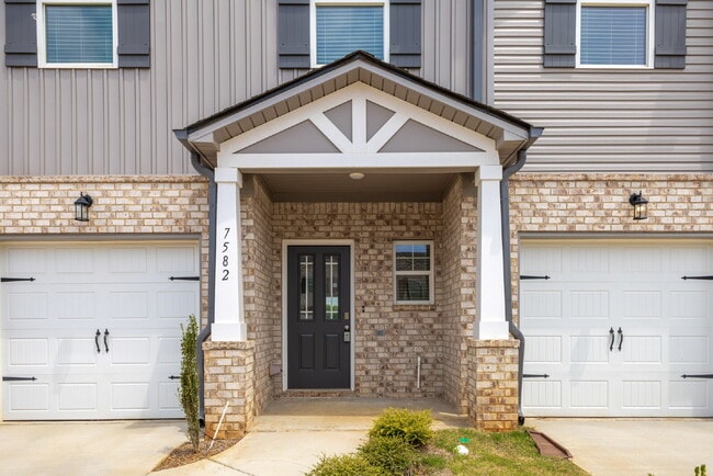Building Photo - 7589 Discovery Pt Dr NW