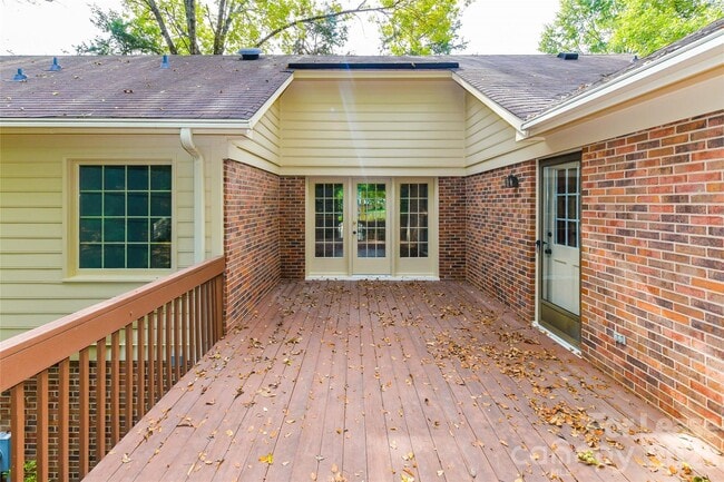 Building Photo - 2630 Fernbank Dr