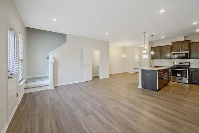 Building Photo - Roomy Townhome in RTP