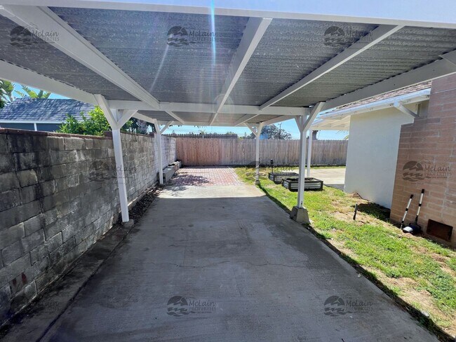 Building Photo - Newly upgraded 3 bd/1.5 bath with fenced yard