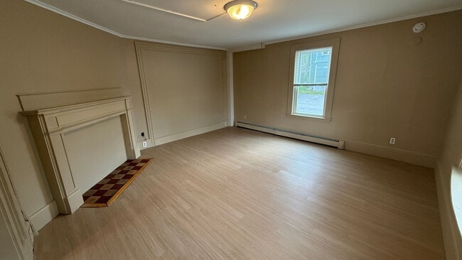 Building Photo - 5 Bedroom 2 bathroom House Available for r...