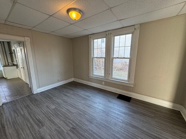 Building Photo - 615 44th St