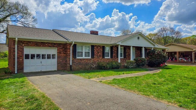 Building Photo - 2460 Sedalia Dr