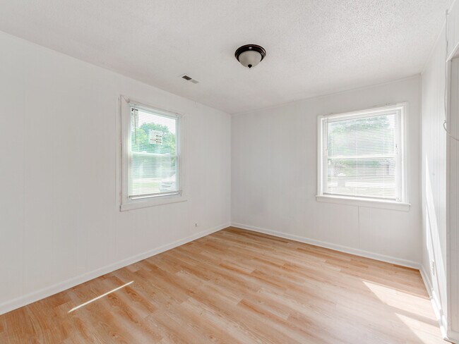 Building Photo - Charming Duplex
