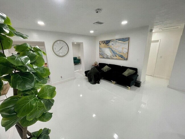 Building Photo - 5537 SW 6th St