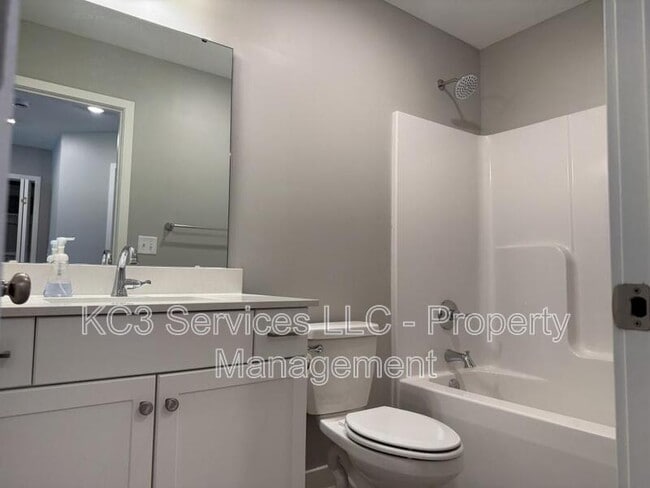 Building Photo - 2026 SW Holdbrooks Dr