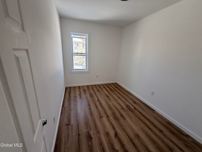 Building Photo - 8 Gardiner St