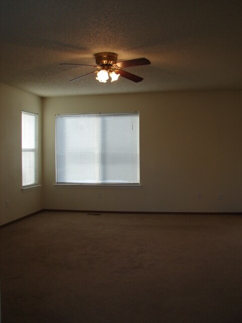 Building Photo - 4954 Ardley Dr