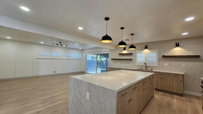 Building Photo - 114 S Emerald Pl