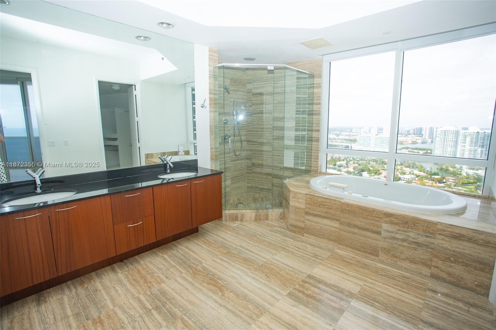 Building Photo - 15811 Collins Ave