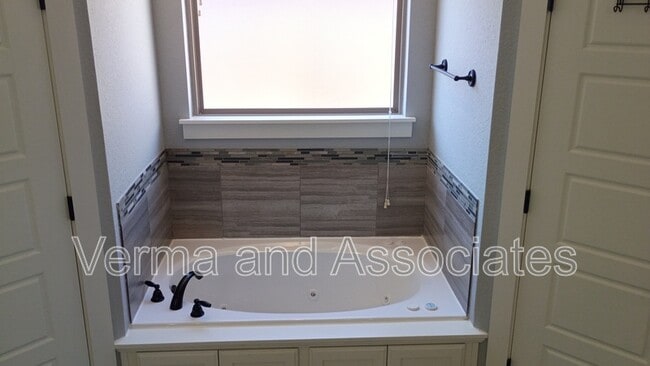 Building Photo - 1610 Sweetbriar Way