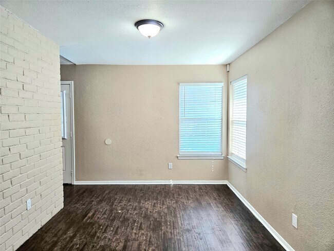 Building Photo - 4231 Southchase Ln