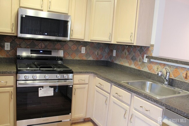 Building Photo - 53 Giera Ct