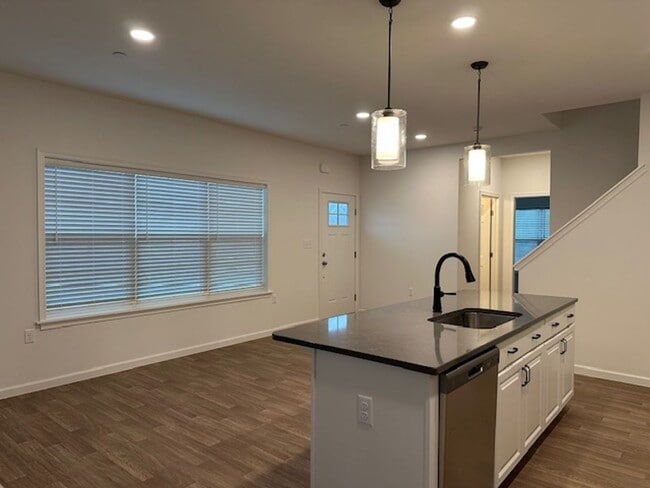 Building Photo - 7884 Oakbrook Dr