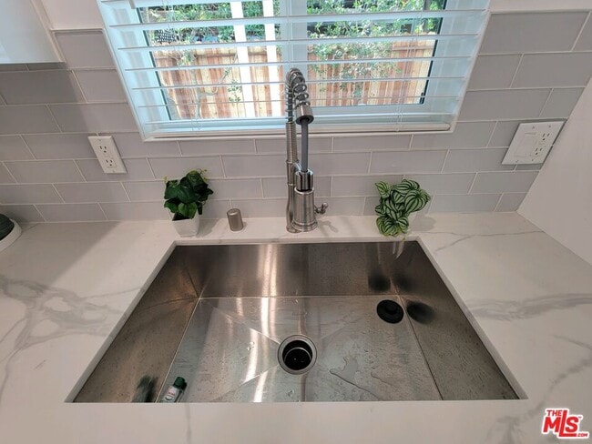 Building Photo - 825 Broadway St