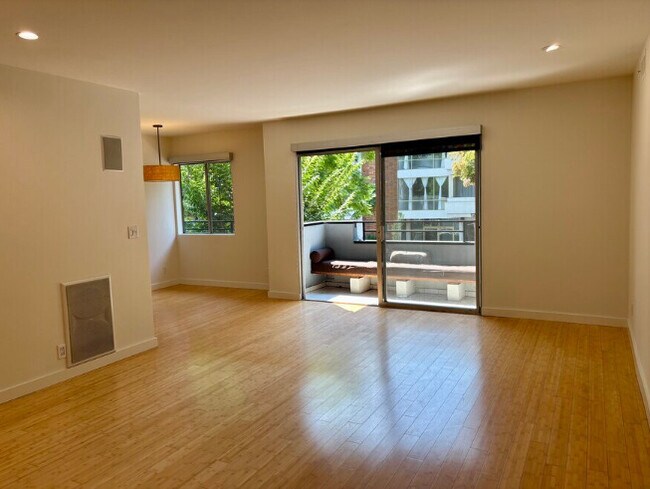 Primary Photo - 1250 N Kings Rd