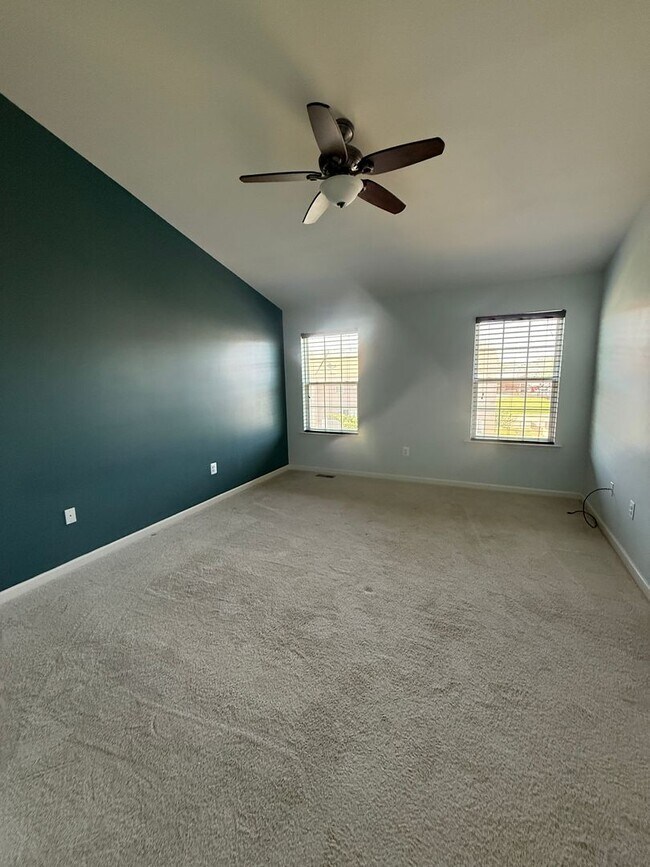 Building Photo - Well Maintain Townhome in Market Square!