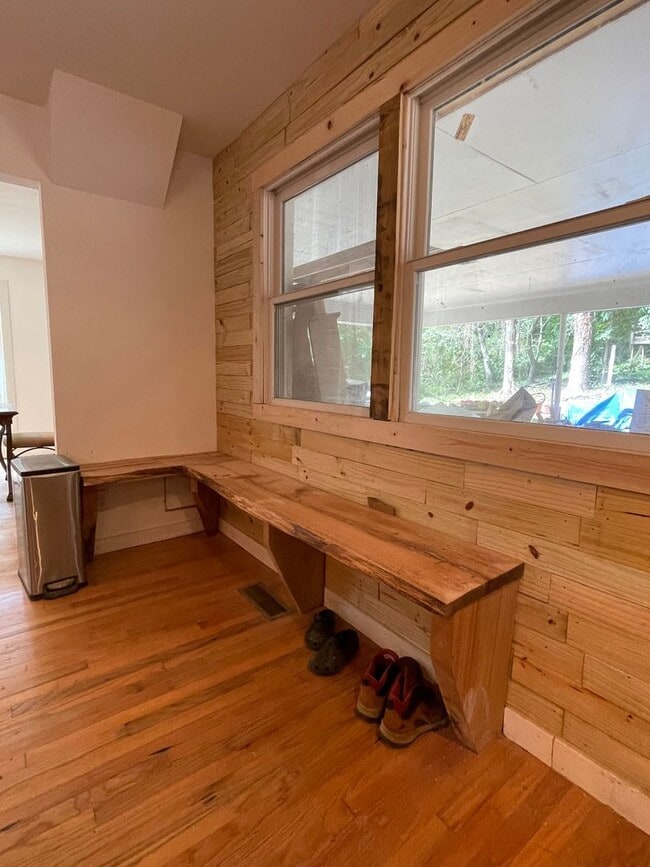 Building Photo - Big and Beautiful House with attached 1br ...