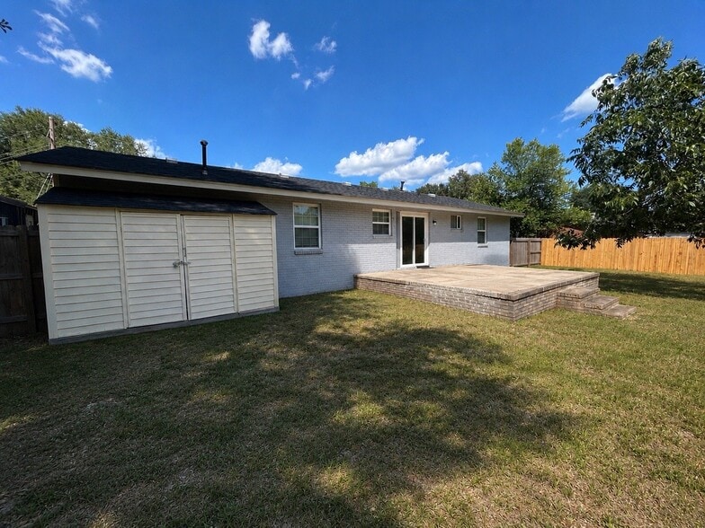 Building Photo - 2055 Fernwood Cir