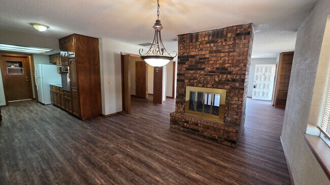 Building Photo - Wonderful 2 Bedroom Duplex in Bethany!  $1250 Per Month!