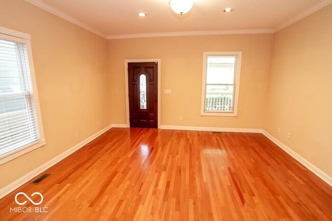 Building Photo - Sweet Spacious Townhome With Finished Base...
