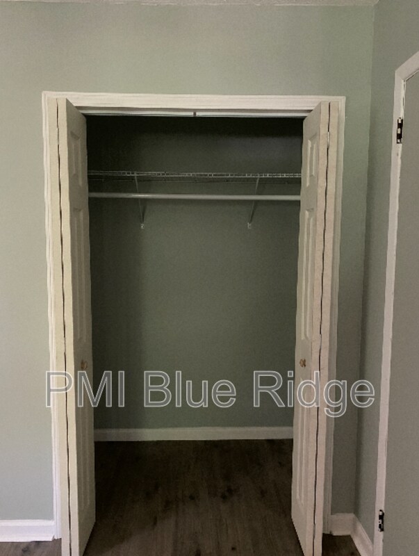 Building Photo - 325 Comet Dr