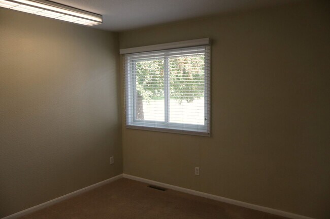Building Photo - Beautiful 4 Bedroom Home in Midtown Fort C...