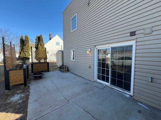 Building Photo - Industrial Style 3 Bedroom Home AVAILABLE JUNE!!!