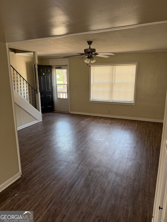 Building Photo - 1006 5th Ave