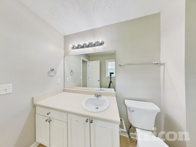 Building Photo - 425 Monivea Ln