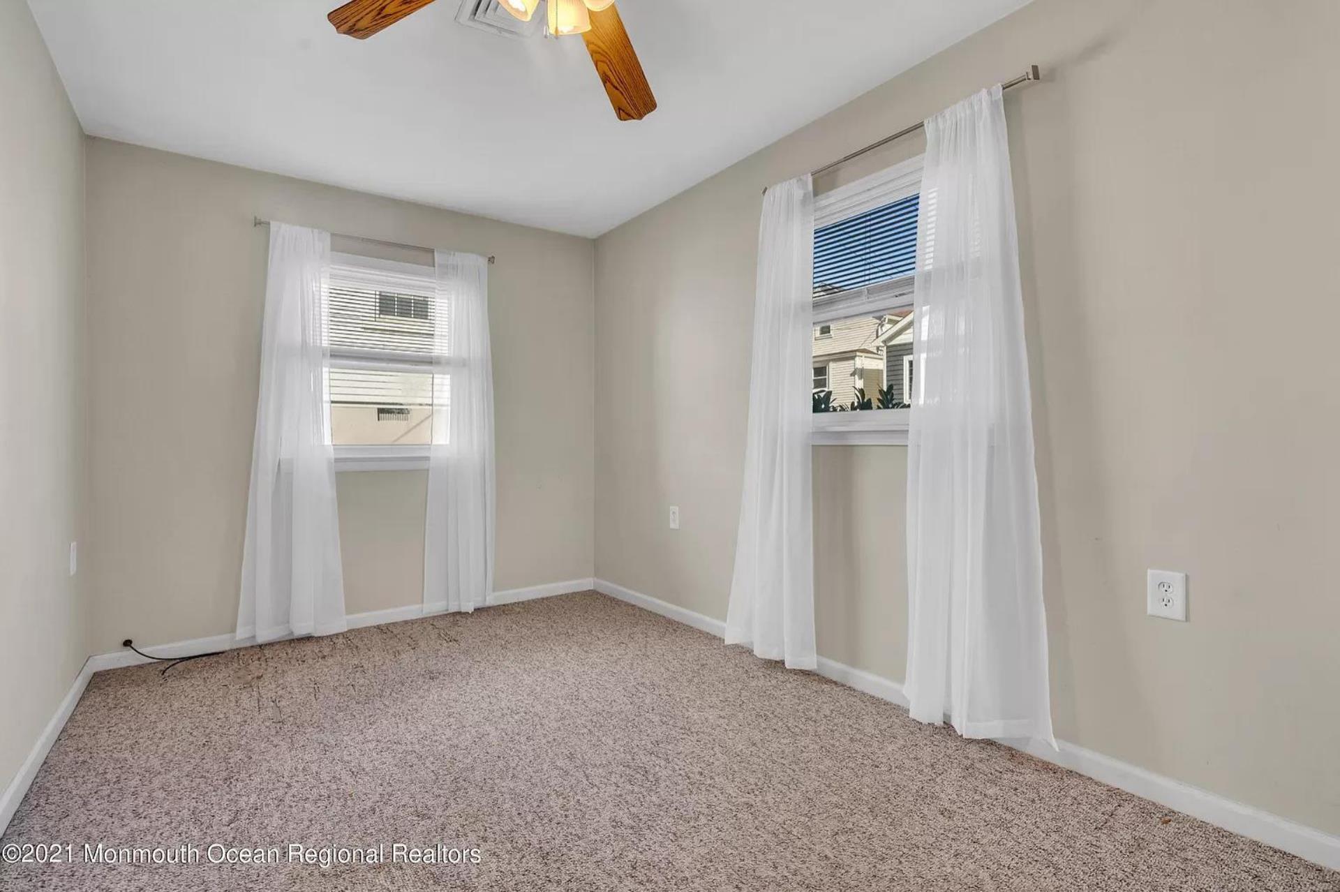 Building Photo - 6 Locust St